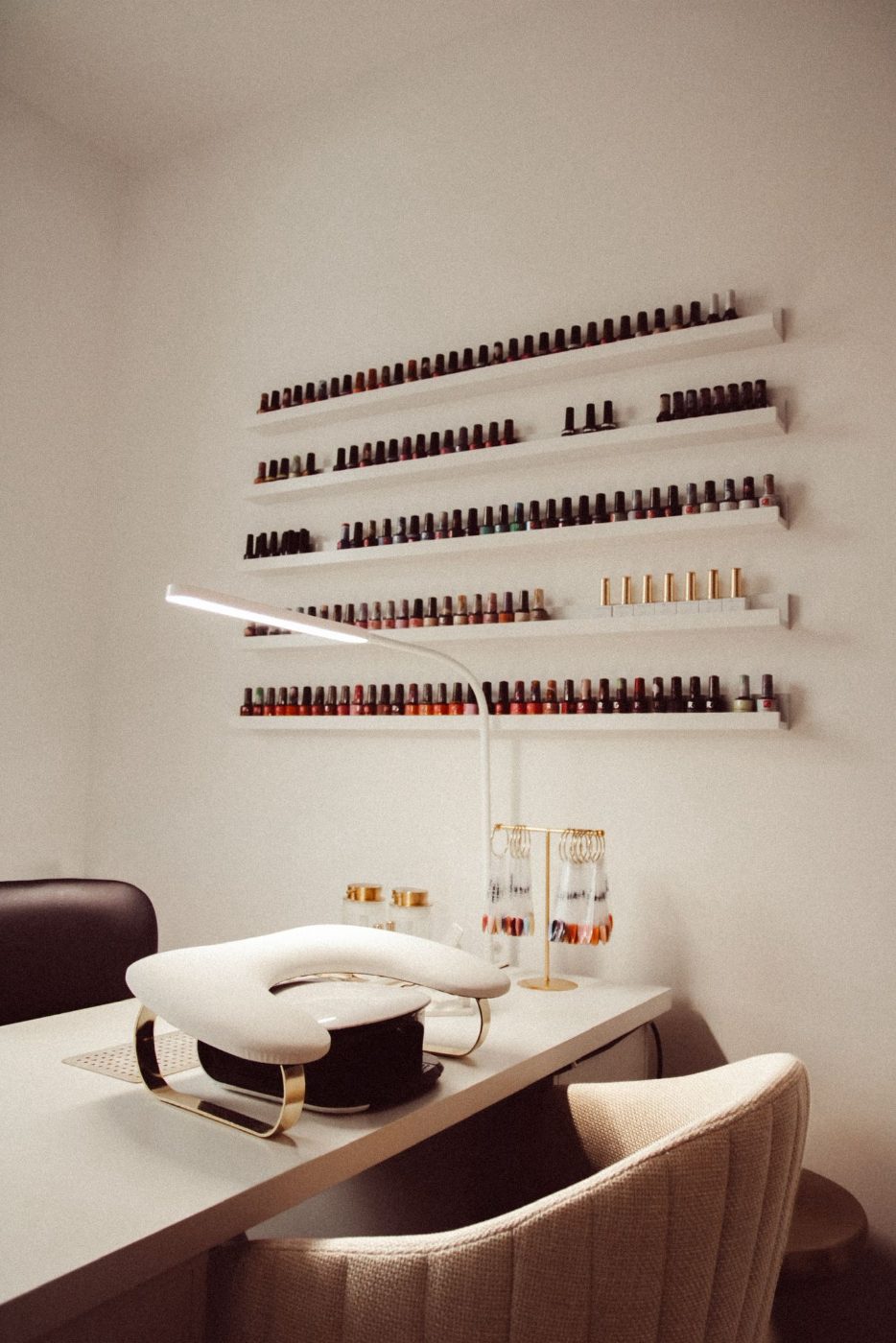 De studio van KD Nail Studio met de kleurenwand